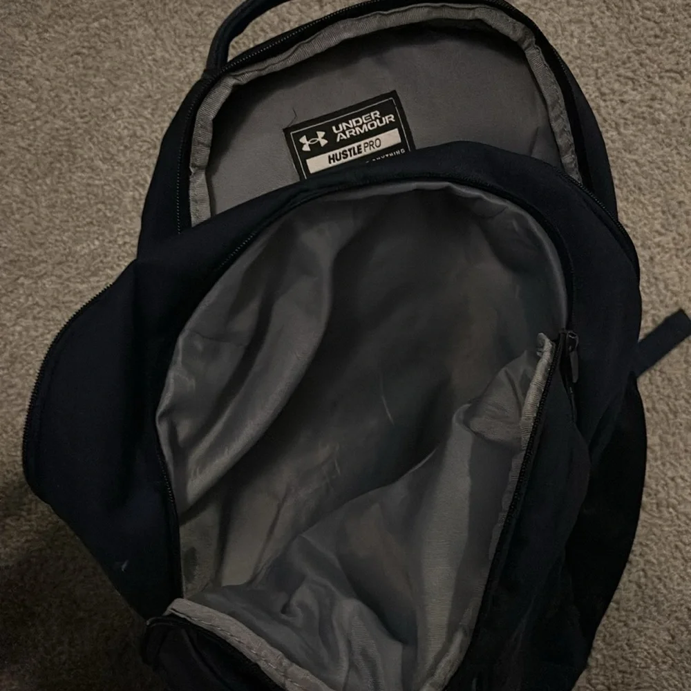 Under Armor Hustle Pro backpack - Picture 3 of 4